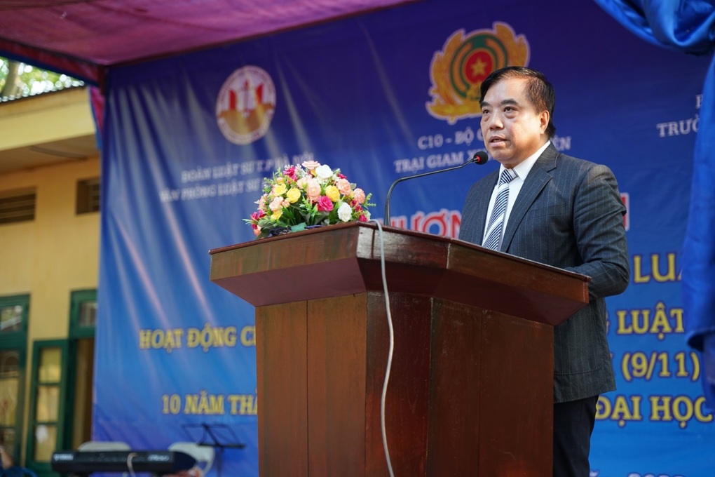 Giảng viên, sinh viên ngành Luật tư vấn pháp luật cho phạm nhân - 2 Giảng viên, sinh viên ngành Luật tư vấn pháp luật cho phạm nhân - 2