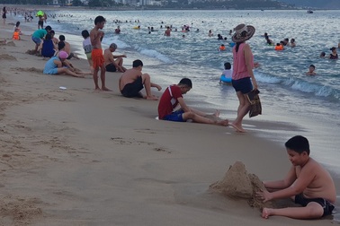 Nha Trang: Ngày cuối cùng dịp lễ, bãi biển vẫn đông nghịt người