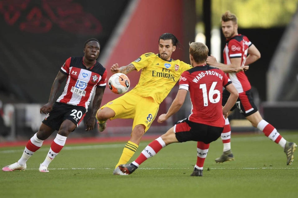 Thủ thành Southampton “tặng” chiến thắng cho Arsenal - 4 Thủ thành Southampton “tặng” chiến thắng cho Arsenal - 4