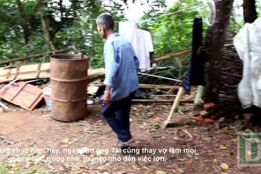 Xót xa bữa cơm 5000 đồng của cặp vợ chồng “ông điếc chăm bà mù” (Thực hiện: Hoàng Ngọc)