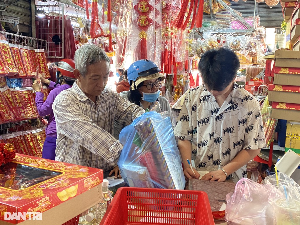 Chợ đồ âm Tết ông Công, tiểu thương giữa chính vụ làm ăn vẫn... rầu - 4 Chợ đồ âm Tết ông Công, tiểu thương giữa chính vụ làm ăn vẫn... rầu - 4