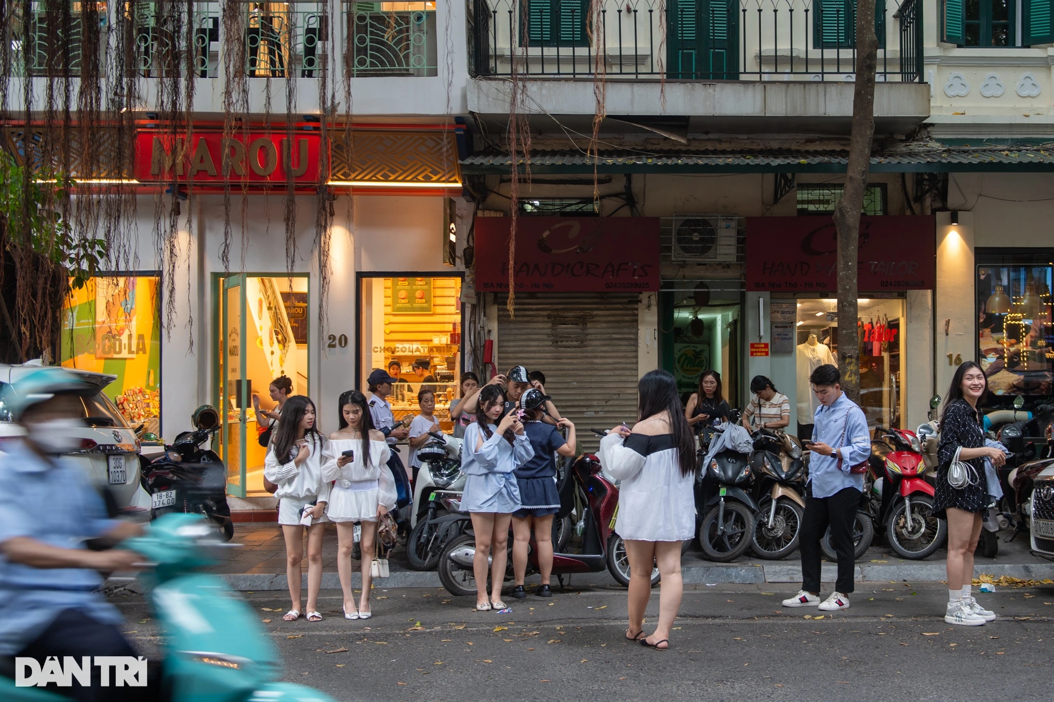 View - Loạt cây cổ thụ ở các điểm check-in tại Hà Nội đổ gục vì bão gây tiếc nuối | Báo Dân trí