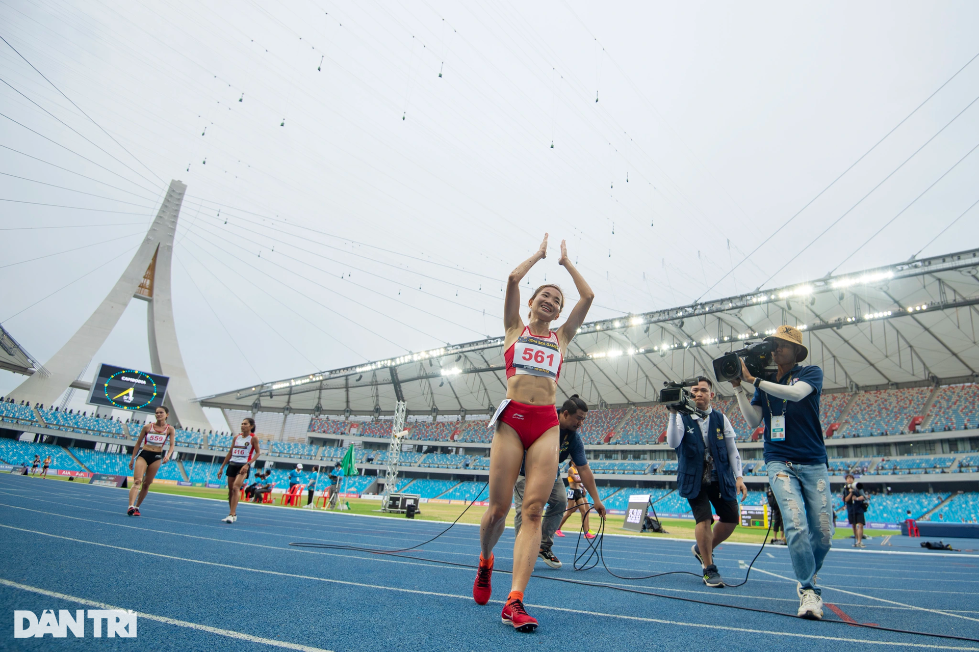 Nữ hoàng điền kinh Nguyễn Thị Oanh lập kỳ tích 4 HCV tại SEA Games 32 - 8 Nữ hoàng điền kinh Nguyễn Thị Oanh lập kỳ tích 4 HCV tại SEA Games 32 - 8