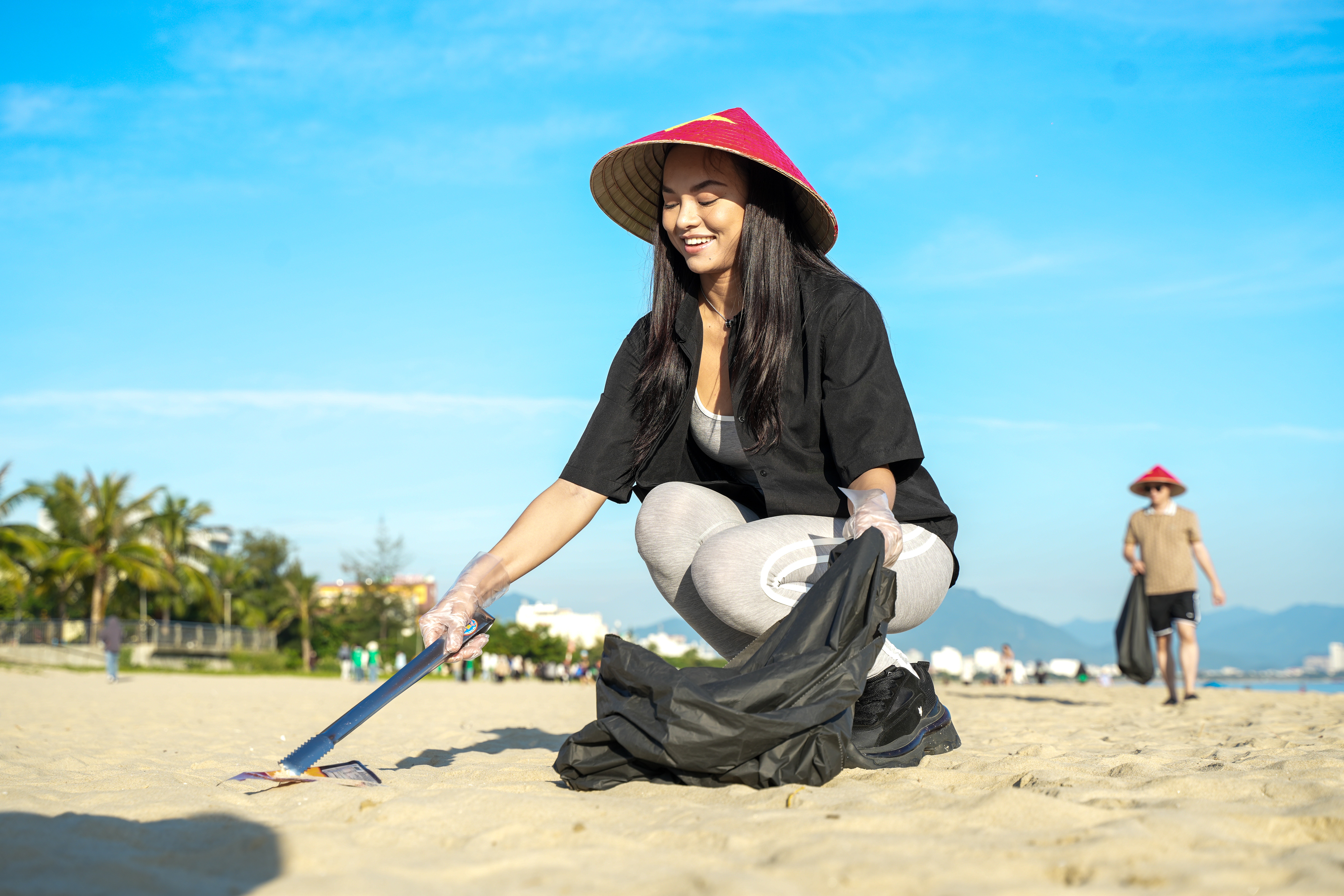 ជ័យលាភីលេខ២ ម៉ៃ ង៉ោ ចូលរួមសម្អាតសំរាម ណែនាំសិស្សានុសិស្សលើវិថីដើរហៅឈ្មោះ - ២ Á hậu Mai Ngô tham gia dọn rác, hướng dẫn sinh viên catwalk, hô tên - 2