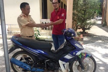 Nhận lại xe máy sau hơn 8 năm bị đánh cắp
