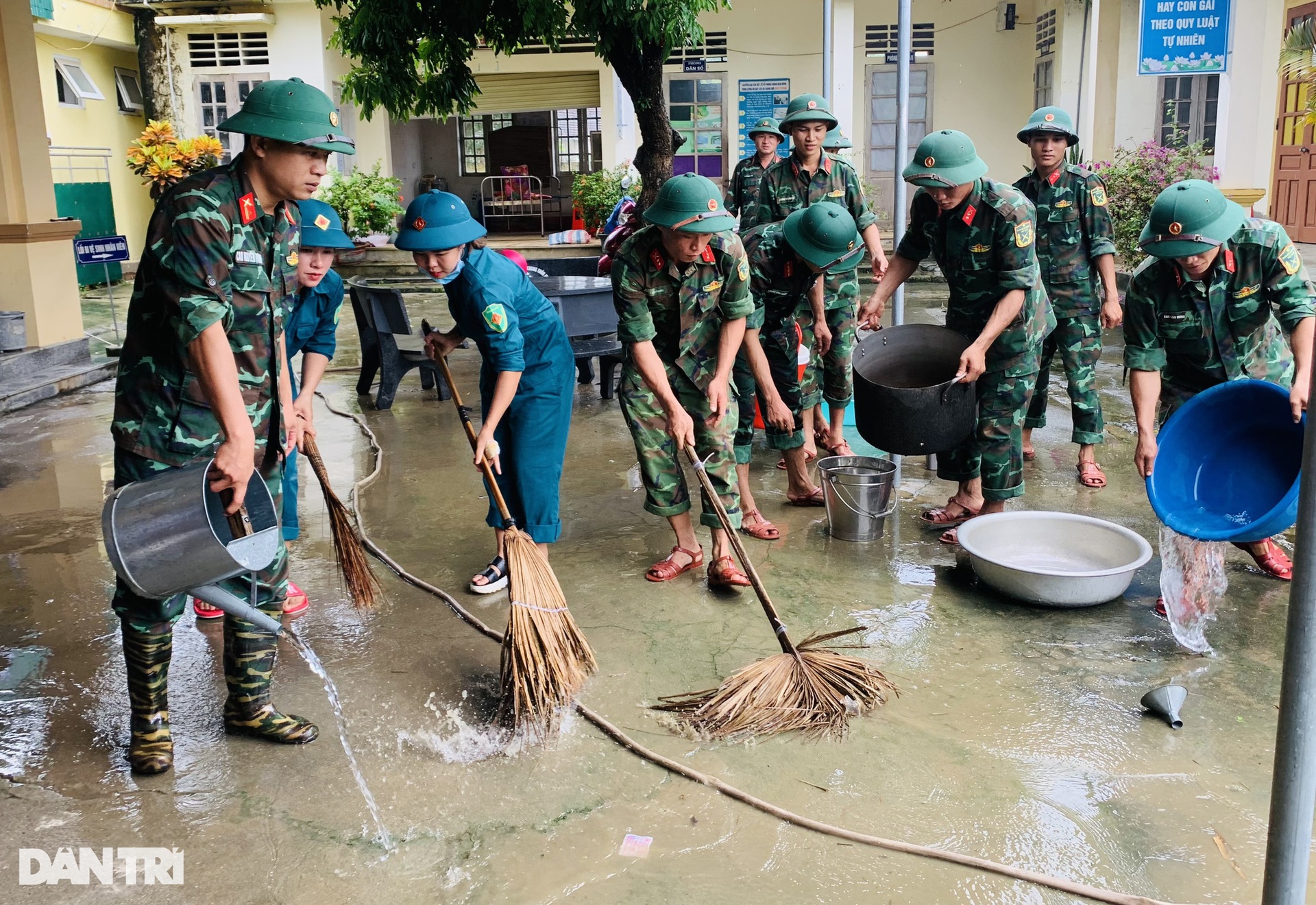 Lực lượng vũ trang có mặt tại điểm nóng giúp dân sau mưa lũ - 10 Lực lượng vũ trang có mặt tại điểm nóng giúp dân sau mưa lũ - 10