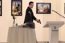 Phóng viên kể lại khoảnh khắc đối mặt tay súng ám sát Đại sứ Nga