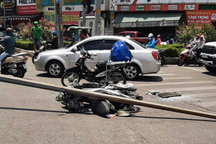 Trụ đèn chiếu sáng ở TPHCM ngã đè người phụ nữ bị thương