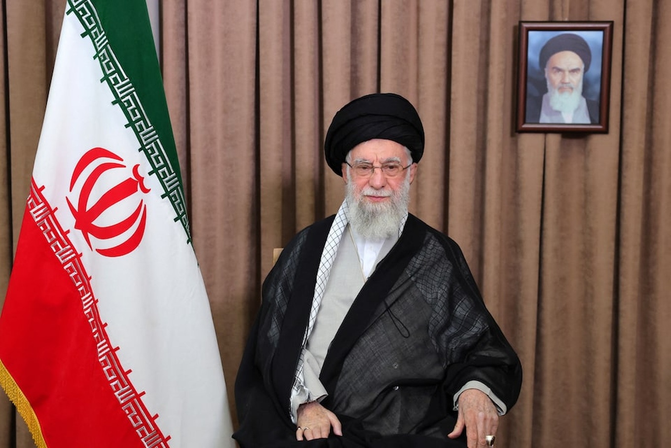 Chân dung lãnh tụ tối cao Iran, Đại giáo chủ quyền lực Ali Khamenei ...