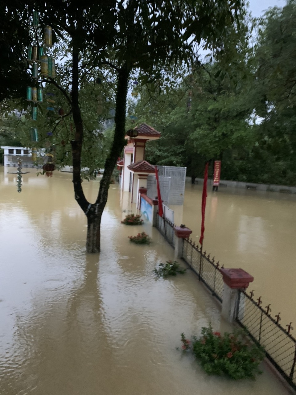 Mưa lớn gây ngập diện rộng, nhiều trường cho học sinh nghỉ học - 1 Mưa lớn gây ngập diện rộng, nhiều trường cho học sinh nghỉ học - 1