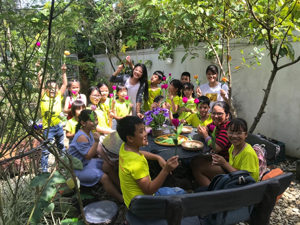 9X bỏ việc, mở lớp dạy làm hoa giấy cho người điếc, xương thủy tinh - 1 9X bỏ việc, mở lớp dạy làm hoa giấy cho người điếc, xương thủy tinh - 1