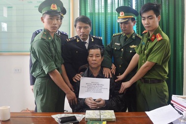 Bắt đối tượng mang 2 bánh heroin đi xe khách từ Lào về Việt Nam