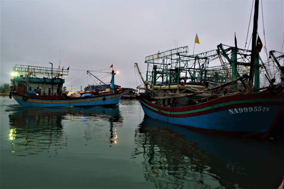 Hiện nay, ngư dân vùng biển Quỳnh Lưu (Nghệ An) ngoài hơn 700 phương tiện đánh bắt xa bờ, còn có hàng trăm chiếc đi nghề lộng tập trung ở Quỳnh Long, Tiến Thủy, Quỳnh Bảng, Quỳnh Nghĩa... Nhờ bám biển, đời sống của ngư dân làng biển Quỳnh ngày càng nâng lên, thu nhập bình quân từ 80 - 100 triệu đồng/người/năm. Hiện nay, ngư dân vùng biển Quỳnh Lưu (Nghệ An) ngoài hơn 700 phương tiện đánh bắt xa bờ, còn có hàng trăm chiếc đi nghề lộng tập trung ở Quỳnh Long, Tiến Thủy, Quỳnh Bảng, Quỳnh Nghĩa... Nhờ bám biển, đời sống của ngư dân làng biển Quỳnh ngày càng nâng lên, thu nhập bình quân từ 80 - 100 triệu đồng/người/năm.