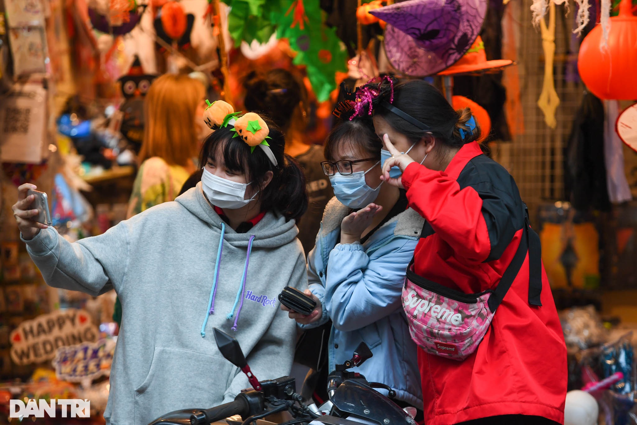 Phố đồ chơi Hàng Mã ảm đạm, vắng khách trong ngày cận kề dịp lễ Halloween - 7 Phố đồ chơi Hàng Mã ảm đạm, vắng khách trong ngày cận kề dịp lễ Halloween - 7