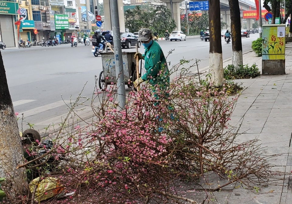 Hà Nội: Công nhân vệ sinh môi trường làm việc gấp ba lần trong ngày đầu năm - 3 Hà Nội: Công nhân vệ sinh môi trường làm việc gấp ba lần trong ngày đầu năm - 3