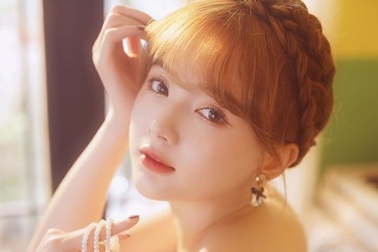 Sau 7 năm, "búp bê ảnh thẻ" vẫn đẹp thơ ngây, quyến rũ