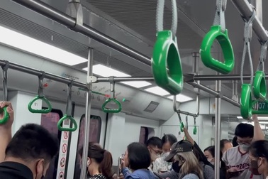 Tàu Cát Linh - Hà Đông vẫn chảy nước như mưa, hành khách bức xúc