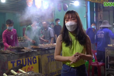 Người dân TPHCM cúng Thần tài cầu mong một năm mới bình an