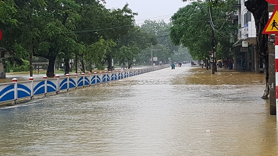 Nước lũ bắt đầu bủa vây những điểm cao nhất TP Huế - 4 Nước lũ bắt đầu bủa vây những điểm cao nhất TP Huế - 4