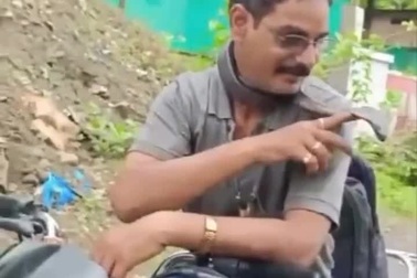 Người cứu hộ rắn tử vong sau khi quay clip cho rắn hổ mang quấn cổ