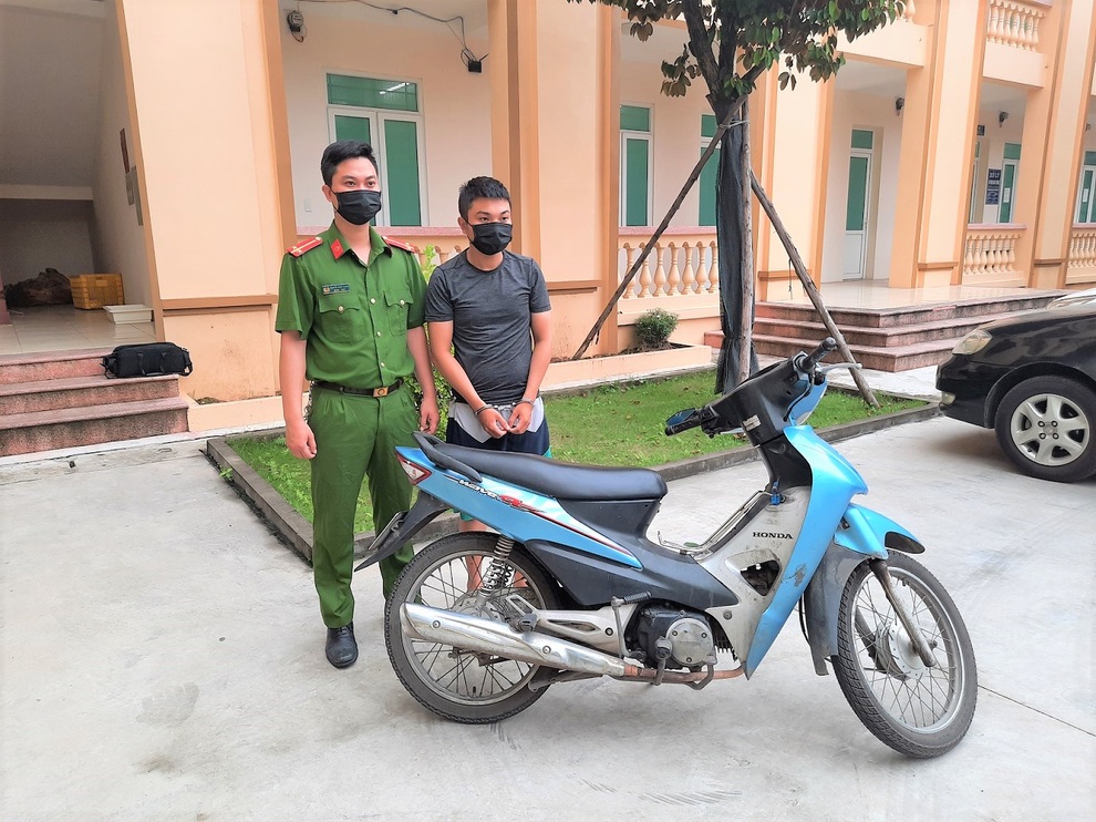 Tranh thủ đi ăn trộm lấy tiền tiêu trong khi chờ việc làm - 2 Tranh thủ đi ăn trộm lấy tiền tiêu trong khi chờ việc làm - 2