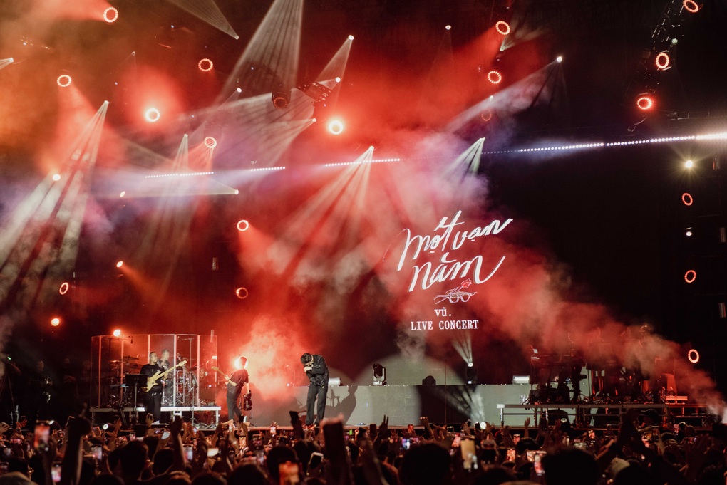 Vũ cháy hết mình trong concert Một vạn năm - 8 Vũ cháy hết mình trong concert Một vạn năm - 8