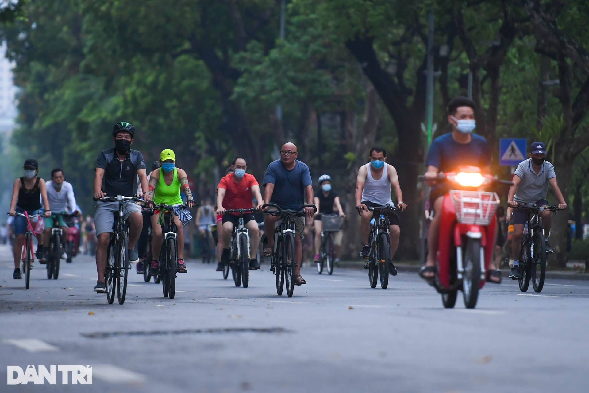 Người dân Hà Nội nườm nượp ra đường tập thể dục sau lệnh nới lỏng - 7 Người dân Hà Nội nườm nượp ra đường tập thể dục sau lệnh nới lỏng - 7