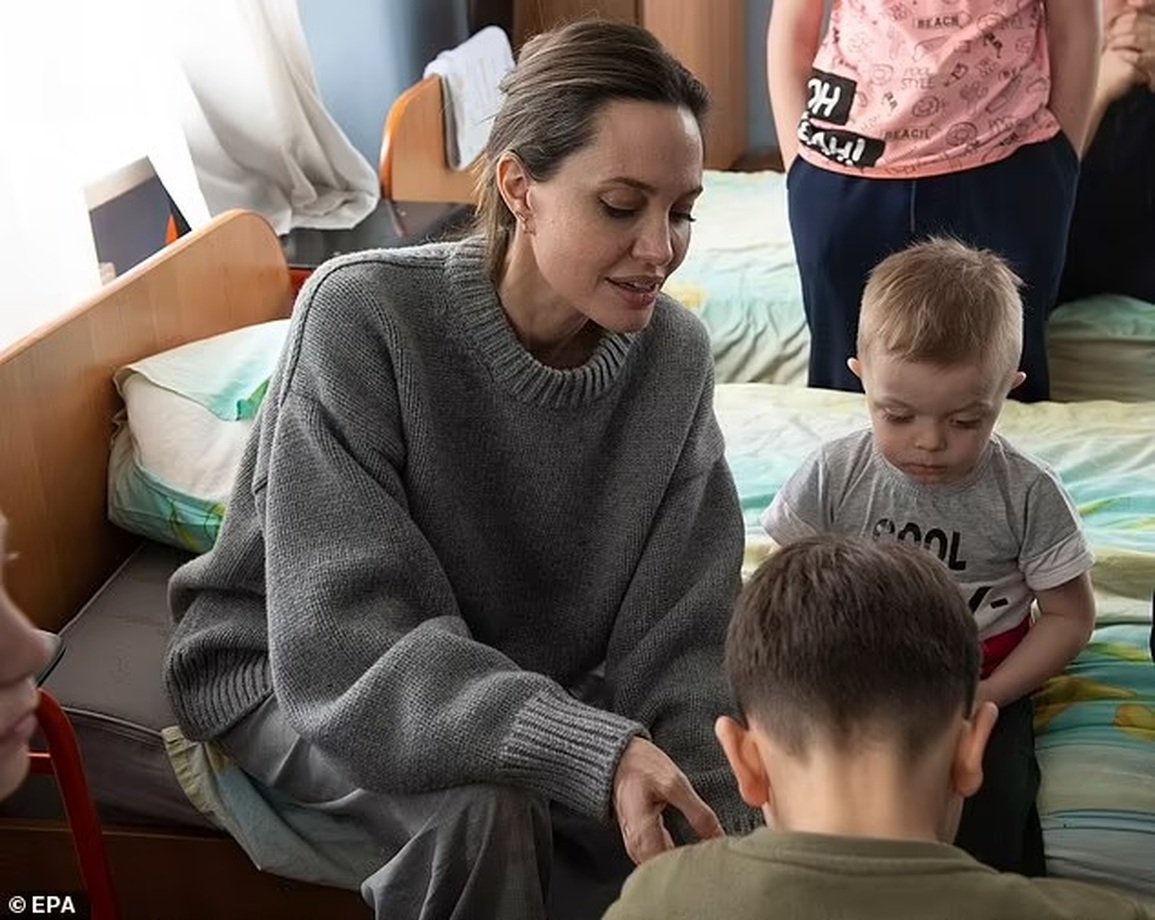 Angelina Jolie đang làm gì ở Ukraine? - 5 Angelina Jolie đang làm gì ở Ukraine? - 5