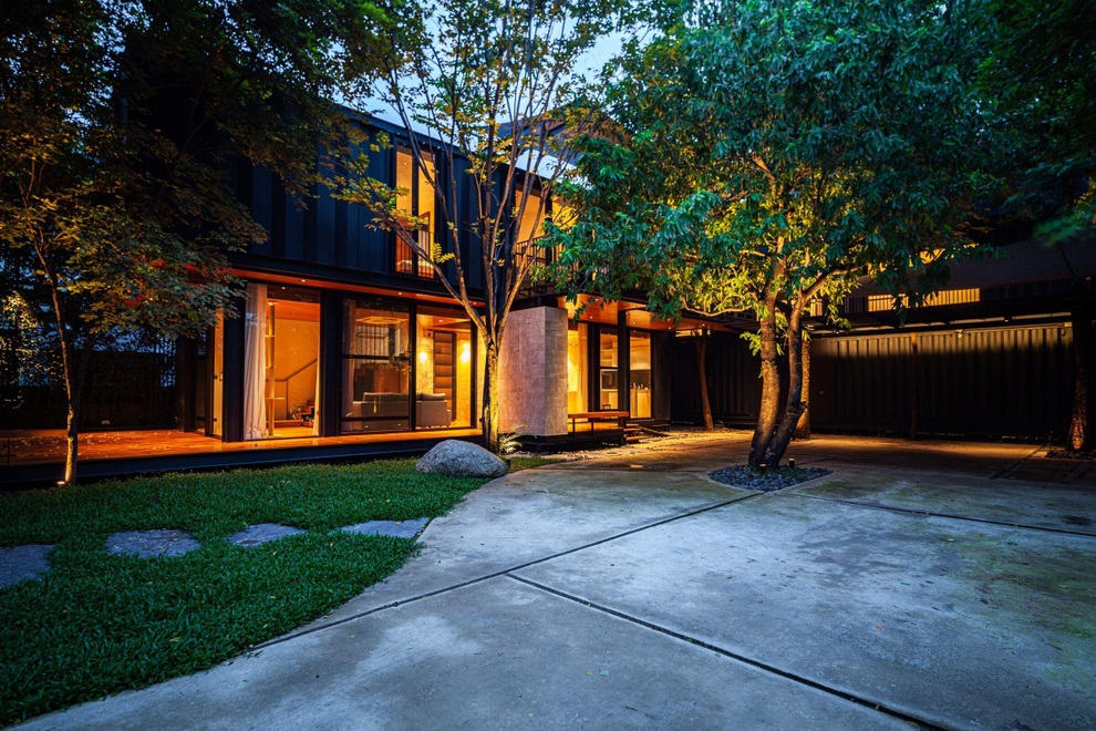 Nhà container với hàng cây xuyên thủng thềm nhà, mát lạnh giữa đô thị - 4