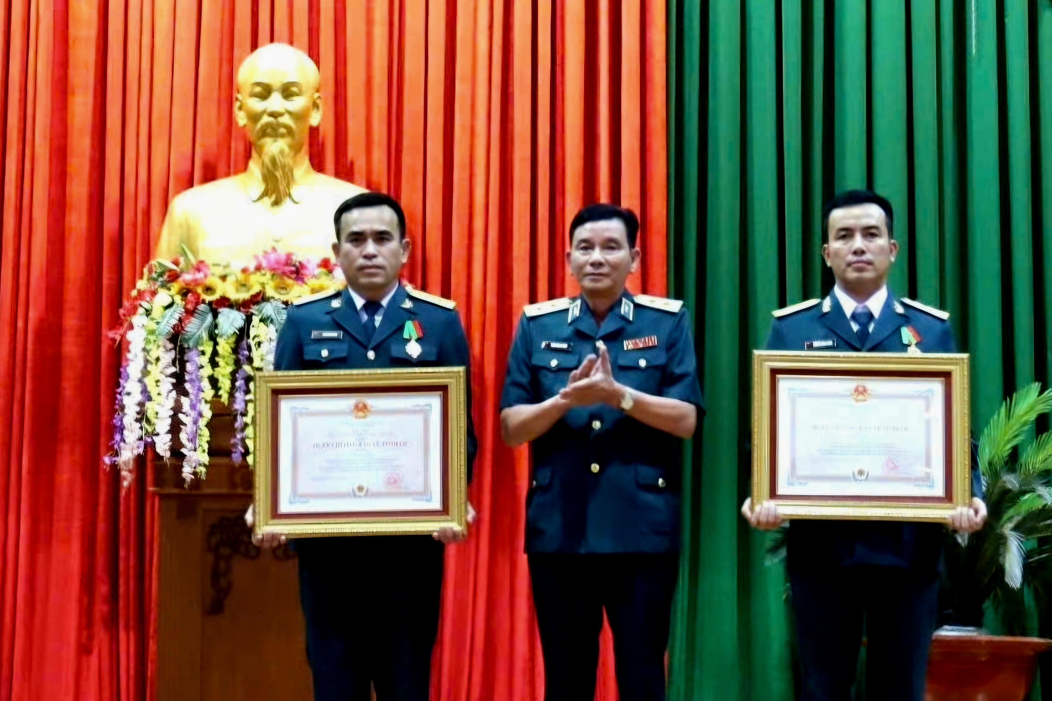 Utdelning av medaljer till 2 piloter av kraschade Yak-130-flygplan - 1 Trao huân chương cho 2 phi công lái máy bay Yak-130 gặp nạn - 1