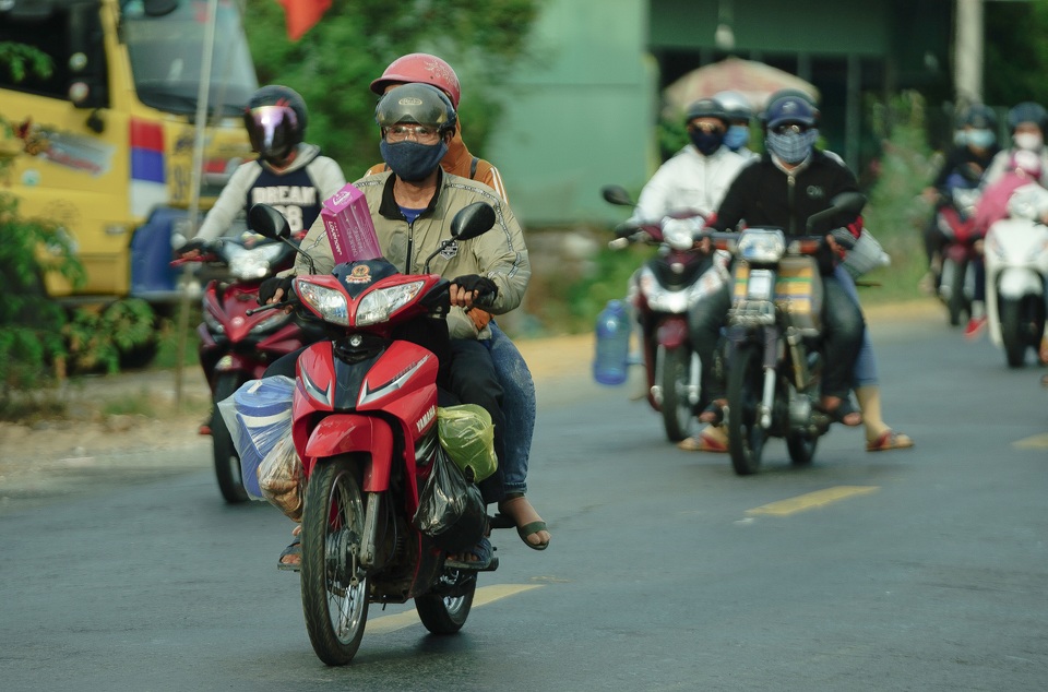 Dòng xe lấn tuyến dài bất tận biến quốc lộ thành đường một chiều - 11