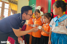 Tiếp tục trao thẻ BHYT tới nhiều học sinh khó khăn