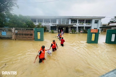 Khẩn trương giải cứu người dân vùng ngập sâu, vài nơi tan hoang sau lũ rút