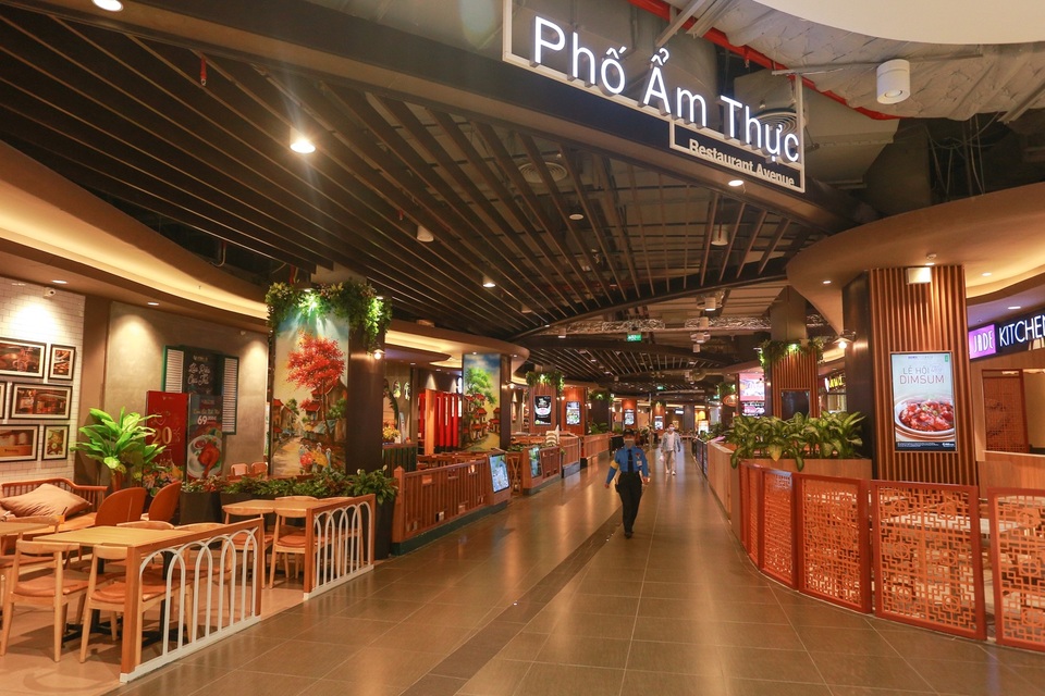 Cảnh vắng lặng như tờ tại các trung tâm thương mại Hà Nội trong mùa dịch - 6 Cảnh vắng lặng như tờ tại các trung tâm thương mại Hà Nội trong mùa dịch - 6