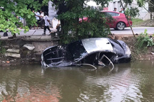 Ô tô lao xuống mương, 2 người kẹt trong xe tử vong