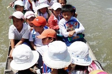 Tựu trường sớm để tránh lũ 