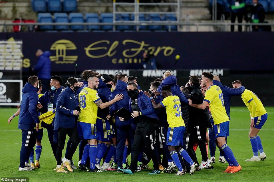 Barcelona thua sốc ngay trên sân của Cadiz - 6 Barcelona thua sốc ngay trên sân của Cadiz - 6