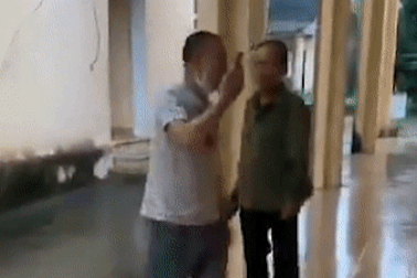 Con trai bị cha đánh bằng dép vì "tội" bóc mẽ hội thảo bán hàng