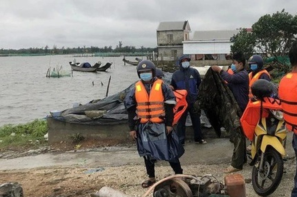 Vụ lật ghe 2 vợ chồng tử vong: Tìm thấy thi thể người chồng - 1 Vụ lật ghe 2 vợ chồng tử vong: Tìm thấy thi thể người chồng - 1