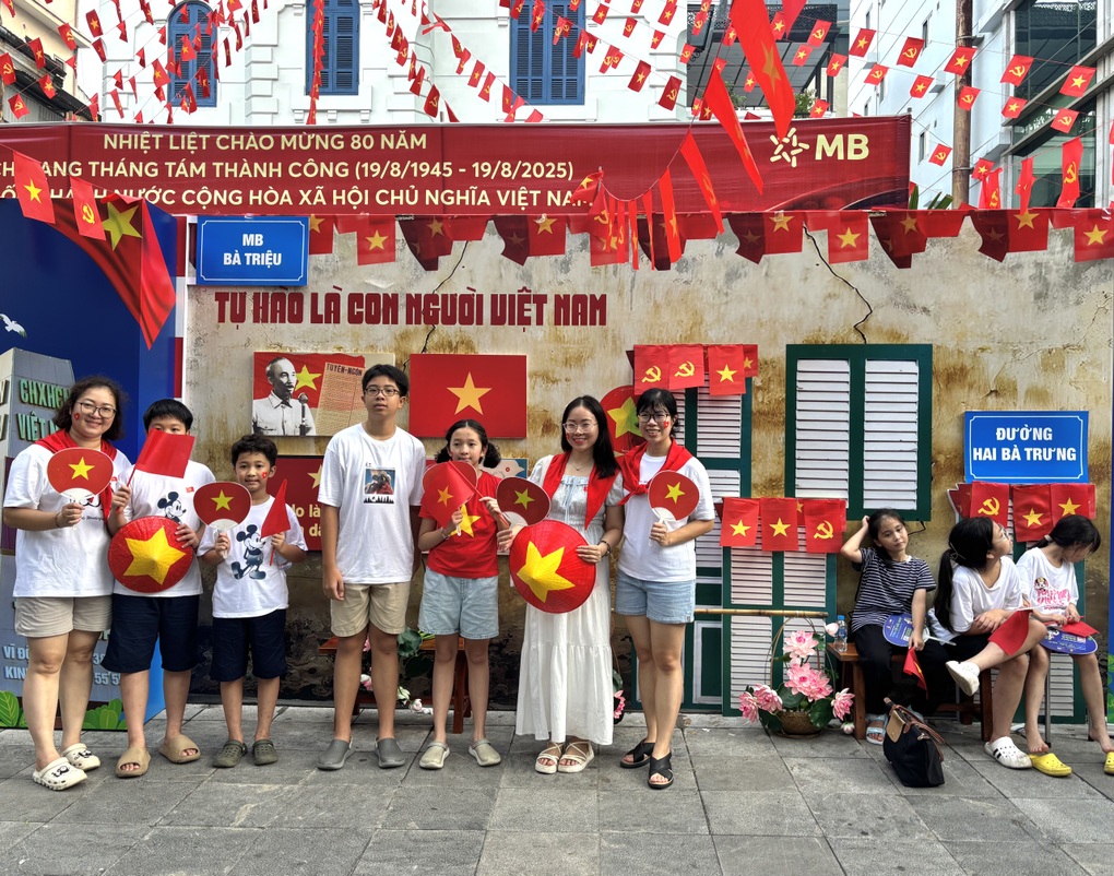 Trao nước, tặng cờ cho người dân dịp 2/9: Món quà nhỏ, niềm vui lớn - 4 Trao nước, tặng cờ cho người dân dịp 2/9: Món quà nhỏ, niềm vui lớn - 4
