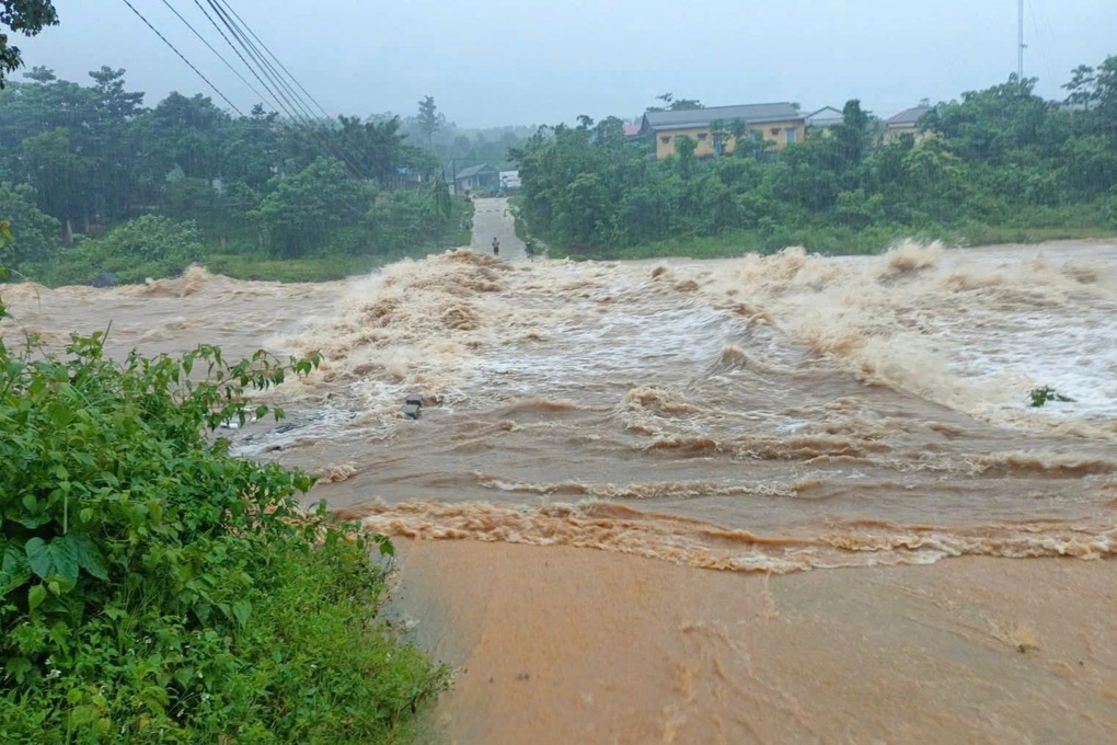 Hứng liên tiếp 2 cơn bão trong chưa đầy một tuần, miền Trung sơ tán dân - 3 Hứng liên tiếp 2 cơn bão trong chưa đầy một tuần, miền Trung sơ tán dân - 3