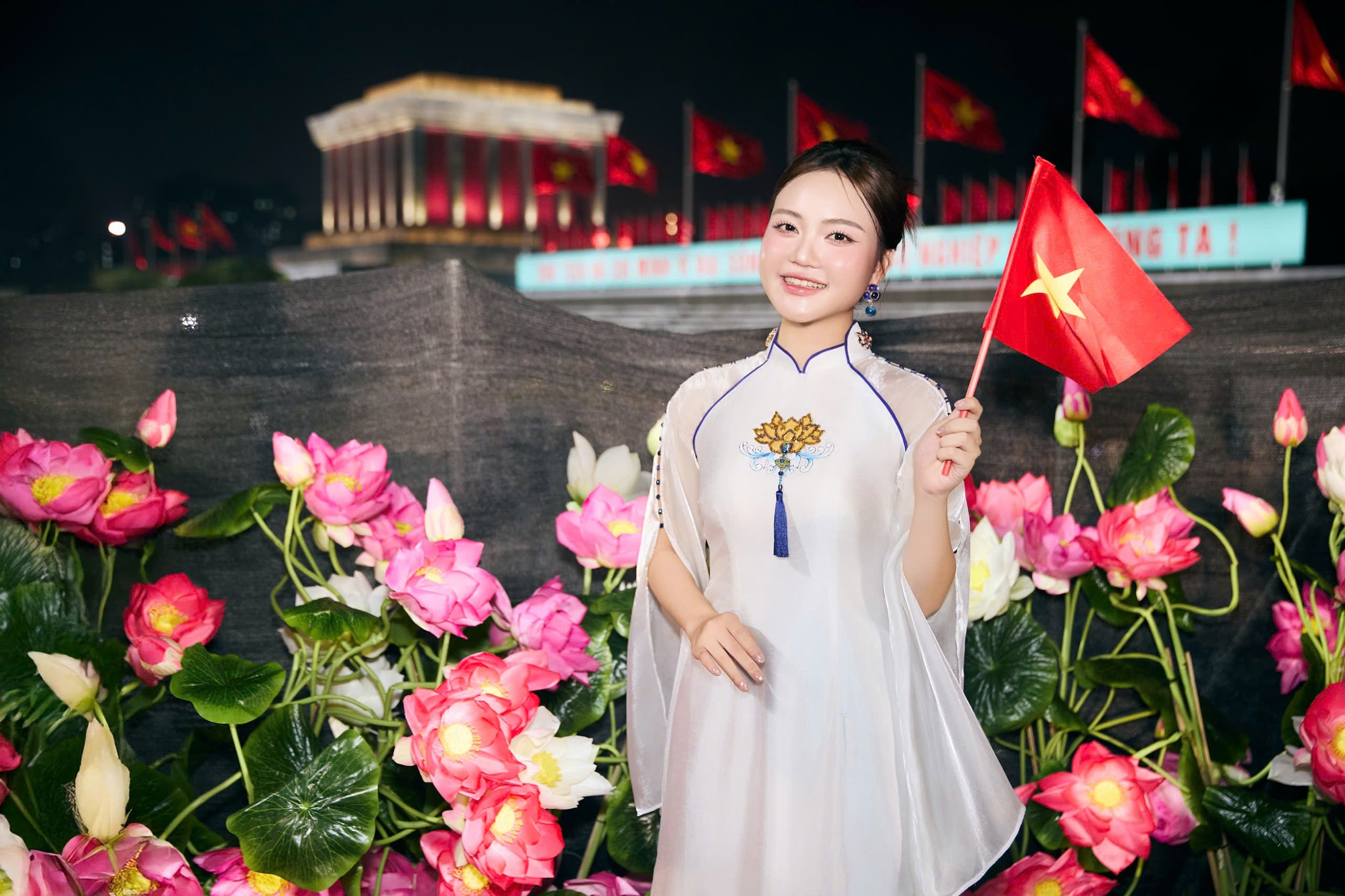 Nữ ca sĩ Gen Z Hà Quỳnh Như 3 lần hát mở màn mừng sinh nhật Bác trên VTV - 1