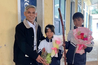 Học trò vùng cao vác mía, xách gà, gạo nếp tặng thầy cô ngày 20/11