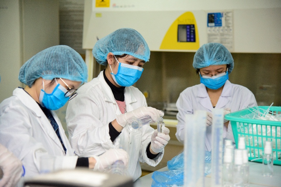 Trường ĐH Việt Pháp sản xuất dung dịch rửa tay khô phòng virus corona - 3 Trường ĐH Việt Pháp sản xuất dung dịch rửa tay khô phòng virus corona - 3