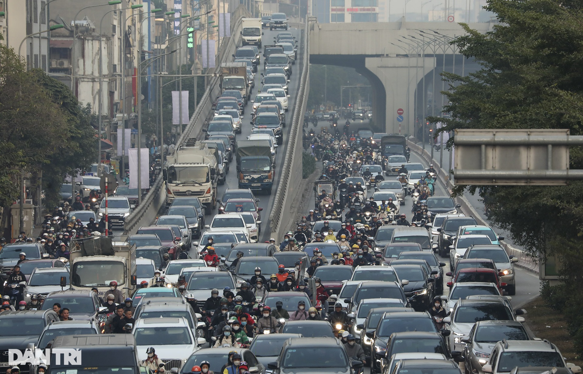 Ngã Tư Sở thông suốt giờ cao điểm sau khi phân luồng lại - 4 Ngã Tư Sở thông suốt giờ cao điểm sau khi phân luồng lại - 4