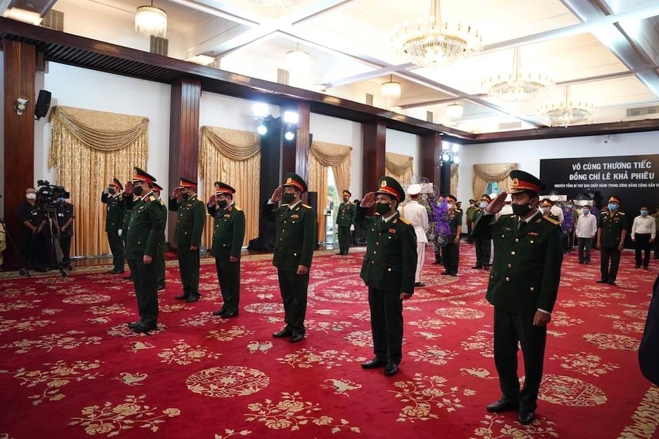 Nhân dân TPHCM tiễn biệt nguyên Tổng Bí thư Lê Khả Phiêu - 6 Nhân dân TPHCM tiễn biệt nguyên Tổng Bí thư Lê Khả Phiêu - 6