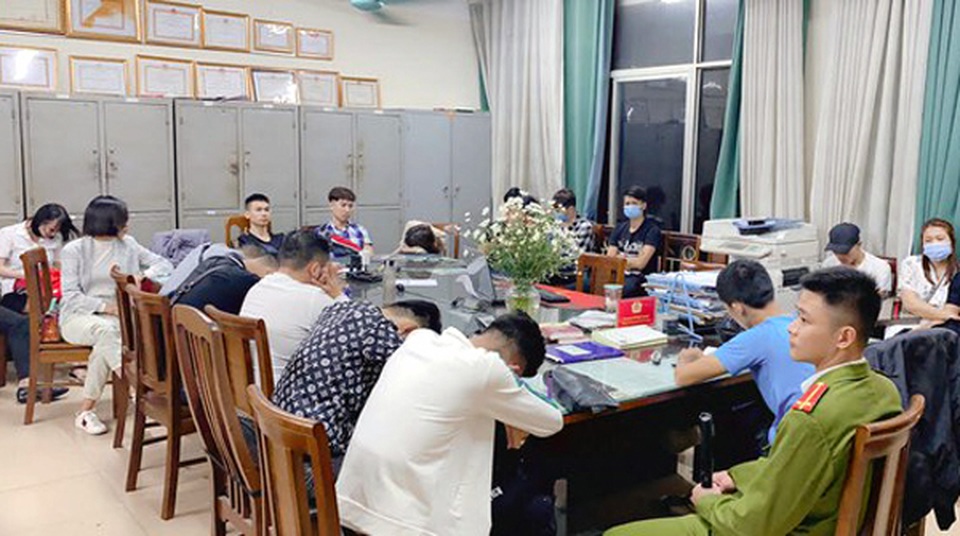 Hà Nội: 30 “dân chơi” dương tính với ma túy trong quán bar Hey Club - 2 Hà Nội: 30 “dân chơi” dương tính với ma túy trong quán bar Hey Club - 2