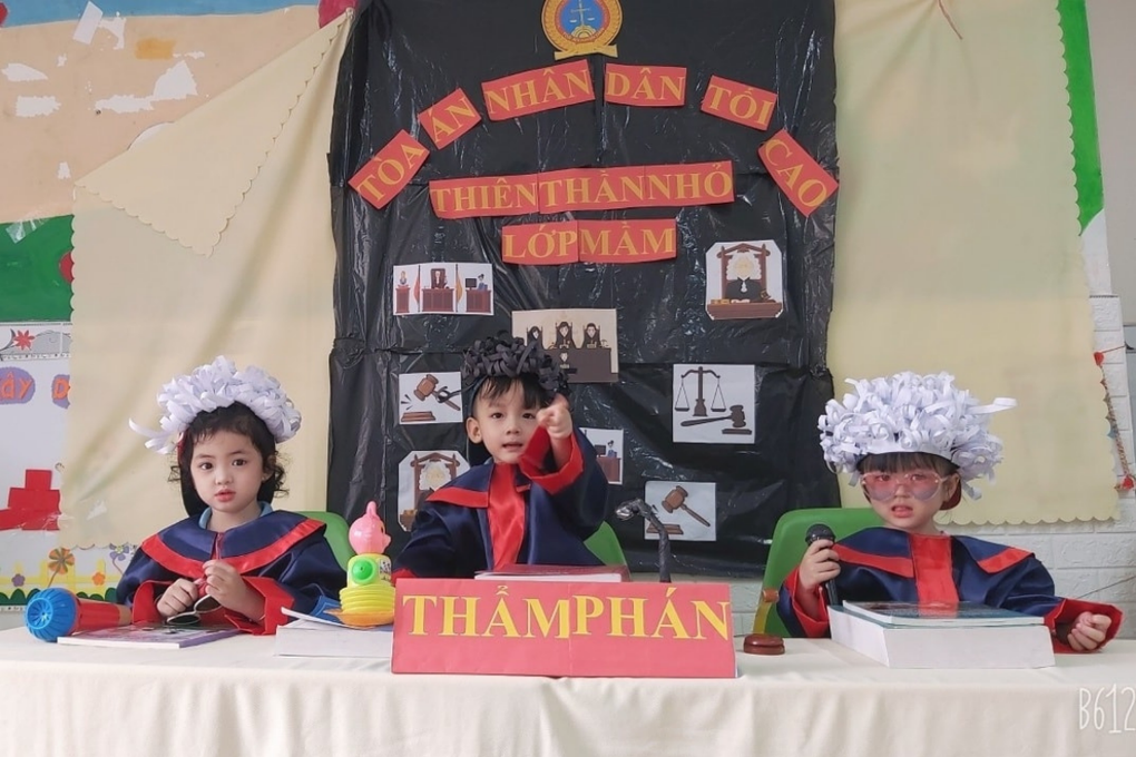 Sốt cộng đồng mạng hình ảnh các bé mầm non nhập vai bác sĩ, thẩm phán - 4 Sốt cộng đồng mạng hình ảnh các bé mầm non nhập vai bác sĩ, thẩm phán - 4