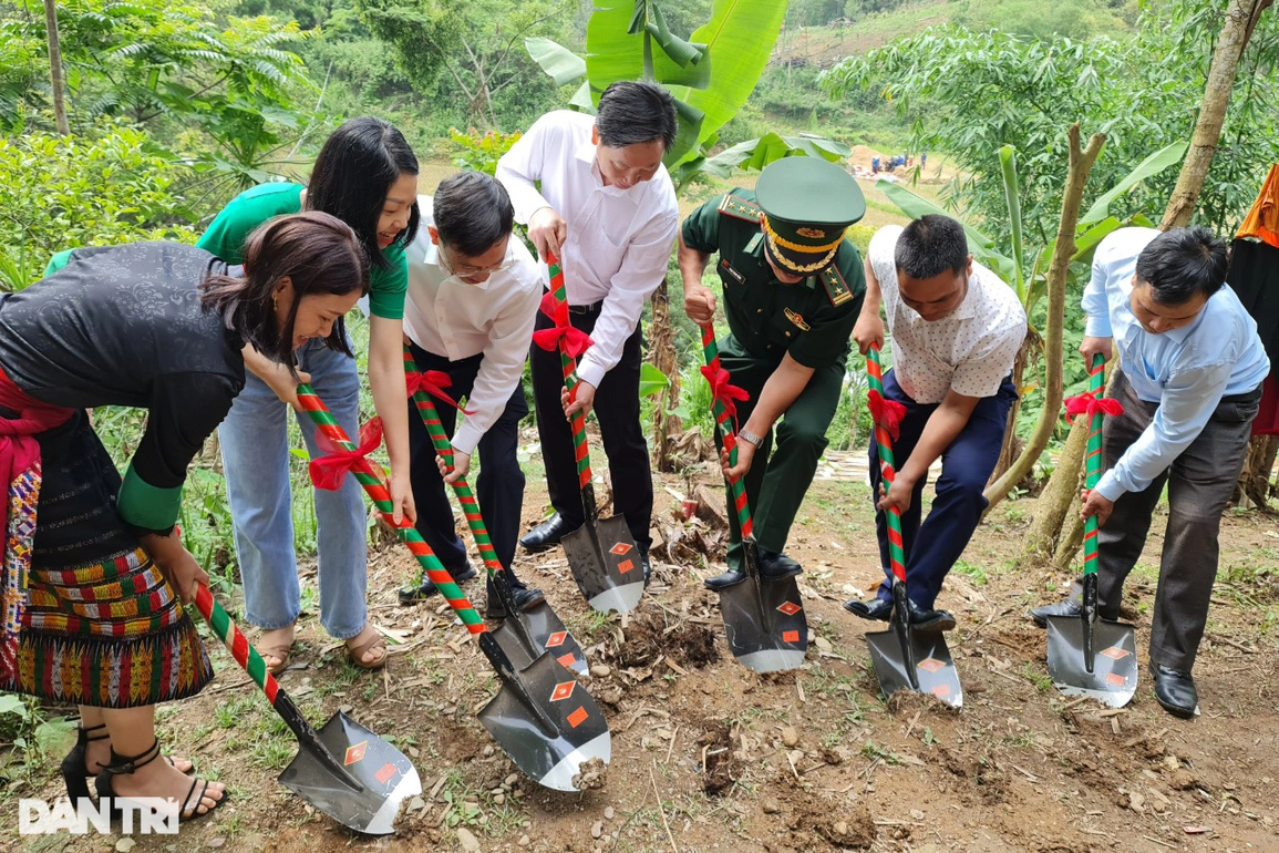 Khởi công xây điểm trường Dân trí giúp học sinh nghèo biên giới Việt - Lào - 11 Khởi công xây điểm trường Dân trí giúp học sinh nghèo biên giới Việt - Lào - 11