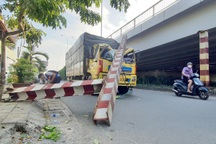 Xe tải tông sập khung giới hạn, tài xế thoát nạn trong cabin biến dạng